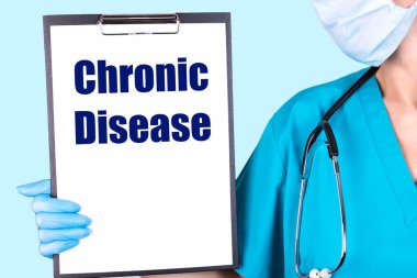 CHRONIC DiseASE metni, doktorun elinde tuttuğu ve gösterdiği bir deftere yazılmıştır. Tıbbi konsept.