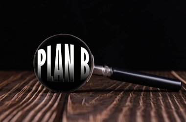 Plan B metni koyu bir arkaplanda büyüteçle yazılmış. İş konsepti.
