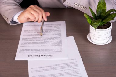 Konsept, adam bir kredi anlaşması üzerinde çalışıyor. Konsept, maliyetleri nasıl düşüreceğini düşün. Bir işadamı sözleşmenin şartlarını araştırıyor..