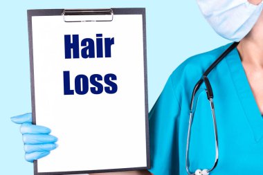 Saç dökülmesi metni, doktorun elinde tuttuğu ve gösterdiği bir deftere yazılır. Tıbbi konsept.