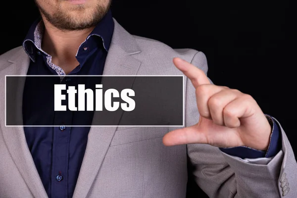 Бизнесмен Держащий Руках Бизнес Иконку Надписью Ethics — стоковое фото