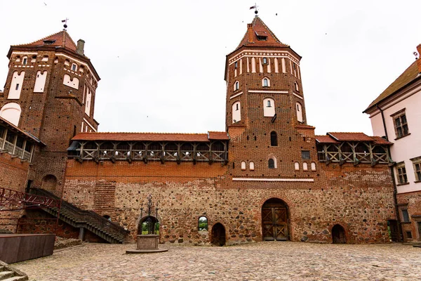 Well Kept Courtyard Ancient European Castle Mir — Stock Photo, Image