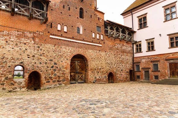 欧洲城堡的古城墙和平号 — 图库照片
