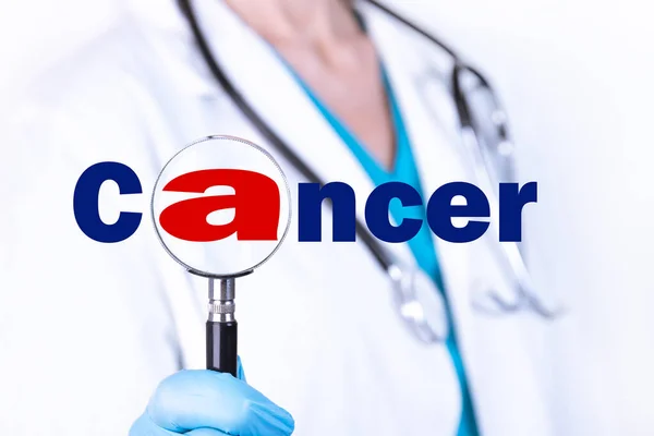 Cancer Texto Está Escrito Fundo Médico Segurando Uma Lupa Conceito — Fotografia de Stock