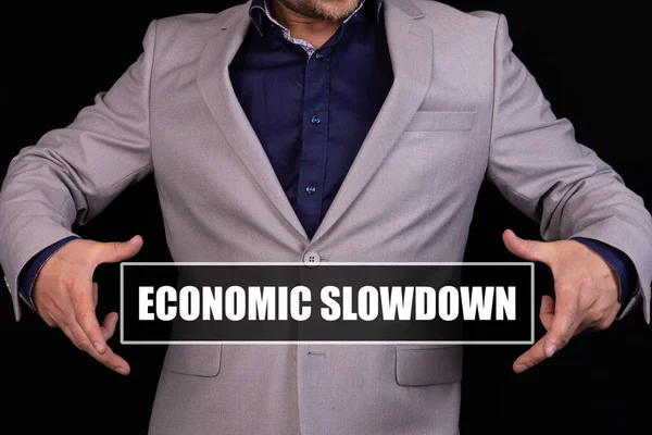 Economic Slowdown Text Ist Auf Dem Hintergrund Eines Geschäftsmannes Einem — Stockfoto