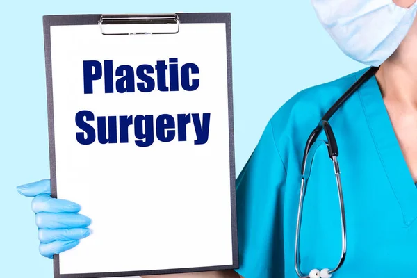 Plastisk Surgery Text Skriven Anteckningsbok Som Läkaren Håller Och Visar — Stockfoto