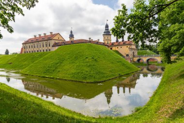 Seyahat ve turistik konseptler. Ünlü Nesvizh Şatosu, Radziwill ailesinin ortaçağ mirası ve ikametgahının derin bir örneği..