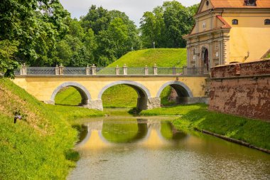 Seyahat ve turistik konseptler. Ünlü Nesvizh Şatosu, Radziwill ailesinin ortaçağ mirası ve ikametgahının derin bir örneği..