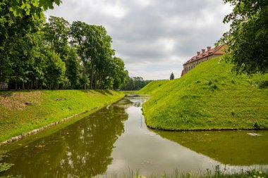 Seyahat ve turistik konseptler. Ünlü Nesvizh Şatosu, Radziwill ailesinin ortaçağ mirası ve ikametgahının derin bir örneği..