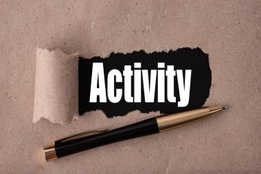 Aktivite, yırtık kağıdın altında yazılı metinler. İş stratejisi kavramları.