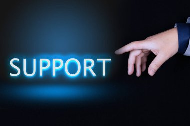 SUPPORT metin, siyah arkaplan üzerinde neon harflerle yazılmış kelime bir kişinin işaret parmağı ile bir el tarafından gösterilir.