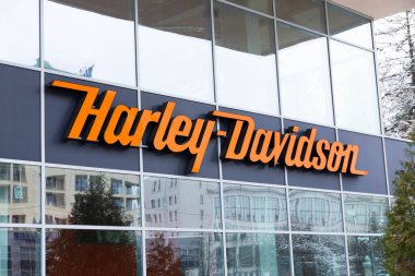 MINSK, BELARUS - 29 Haziran 2020 Harley Davidson motosiklet logosu bir reklam tabelasında. Milwaukee merkezli Amerikalı motosiklet üreticisi.