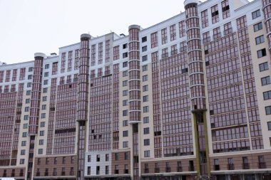 MINSK, BELARUS - 26 Aralık 2020, Modern çok katlı cam gökdelenin dokulu arka planının açısı.