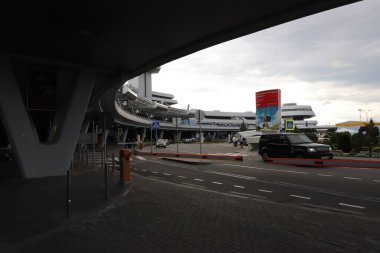 Minsk, Belarus - 20 Ağustos 2020: Minsk Ulusal Havaalanı, uçaklı pist.