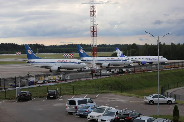 Minsk, Belarus - 20 Ağustos 2020: Minsk Ulusal Havaalanı, uçaklı pist.