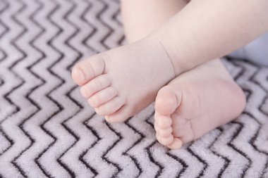 Bebek ayağı. Ufacık bebeğin ayakları kadar yakın..