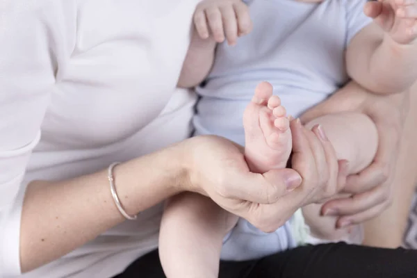 Маленькі Ноги Руках Матері Tiny Newborn Baby Feet Women Shaped — стокове фото