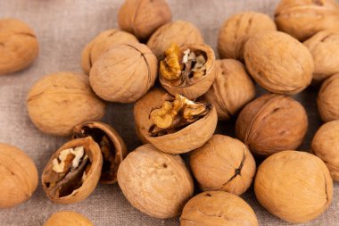 Ceviz çekirdekleri ve eski ahşap bir masadaki cevizler..