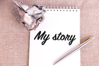 Benim hikayem, metin bir deftere yazılmış keten bir ketene ve demir bir gül çiçeğine uzanmış..