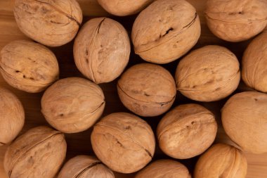 Kabukta olgun cevizler, sağlıklı beslenme, vejetaryenlik, çiğ gıda diyeti teması.