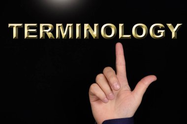 TERMINOLOGY metin, siyah arkaplan üzerine yazılmış bir kelime işaret bir kişinin işaret parmağı ile bir el.