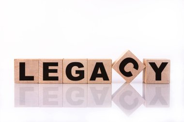 LEGACY kelime, metin, ahşap küplere, yapı taşlarına, beyaz arka plan üzerinde yansıma ile yazılmış.