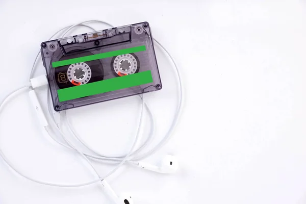 Cassette Audio Avec Écouteurs Repose Sur Fond Clair Espace Copie — Photo