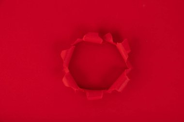 Ortasında delik olan kırmızı bir kağıt. Hatırlatma. Arka plan, doku. Boşluğu kopyala.