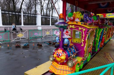 Moskova, Rusya - 02 Ocak 2021. Yeni yıl manzarası, kış festivali, atlıkarınca, eğlence. eğlenceli.