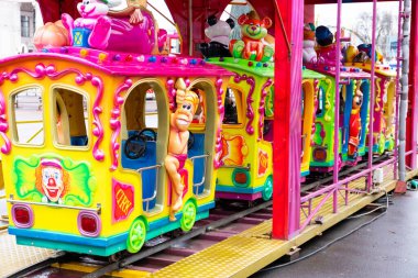 Moskova, Rusya - 02 Ocak 2021. Yeni yıl manzarası, kış festivali, atlıkarınca, eğlence. eğlenceli.