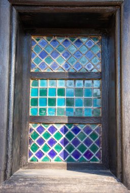 Mavi ve yeşil renkli renkli renkli cam pencereler.