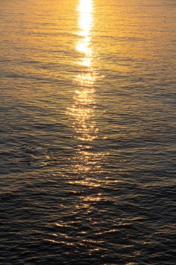 Günbatımı, Sina 'nın güneyindeki Kızıldeniz üzerinde gün ışığı yolu, Sharm el Sheikh, Mısır.