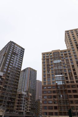 MINSK, BELARUS - 26 Aralık 2020, Modern çok katlı cam gökdelenin dokulu arka planının açısı.