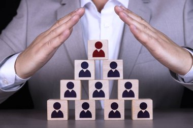 İnsan kaynakları ve kurumsal hiyerarşi kavramı, işe alım ekibi kırmızı bir ikon tarafından temsil edilen bir liderden, CEO 'dan oluşur..