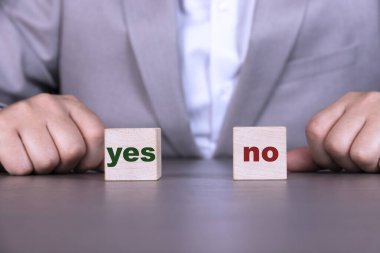 Gri takım elbiseli bir işadamı elinde 