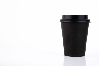 Beyaz arka planda plastik kapaklı siyah kağıt kahve fincanı. Boşluğu kopyala.
