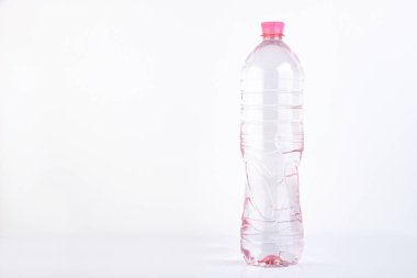 Beyaz üzerine izole edilmiş plastik içme suyu şişesi.