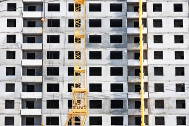 İnşaat halindeki binanın beton cephesi. Balkonlar ve camsız pencereler. Sivil inşaat konusunda arka plan ya da duvar kağıdı