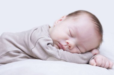 Yeni doğan, hafif arka planda uyuyan bebek, yakın plan, yaşam tarzı, saflık ve masumiyet konsepti, telif alanı