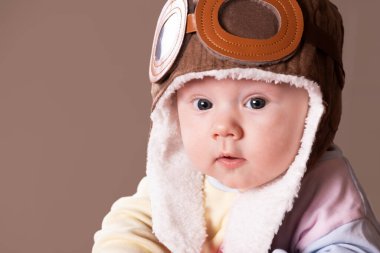 Pilot şapkası takan bebek havacı, portreyi kapat..