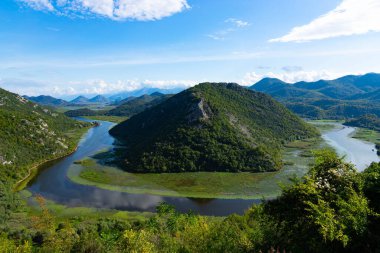 Yeşil piramit, Crnojevich Nehri veya Black River 'da Skadar Gölü kıyısında bir dağ. Karadağ