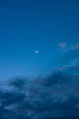 Şafak öncesi gökyüzünde kaybolan ay.