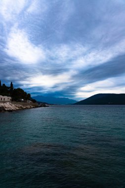 Karadağ 'ın güneşli bir sabahında Kotor Körfezi' ndeki dağların güzel manzarası. Adriyatik Denizi.