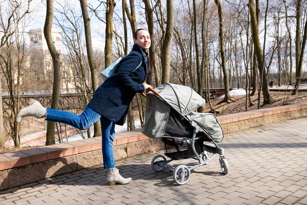 День Матері Молода Жінка Ходить Весняному Парку Дитячим Візком Мама — стокове фото