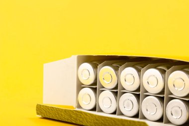 Baloncuklar, probiyotikli ampuller, bifidobakteriler, içinde probiyotik toz olan sarı bir zemin. Boşluğu kopyala.