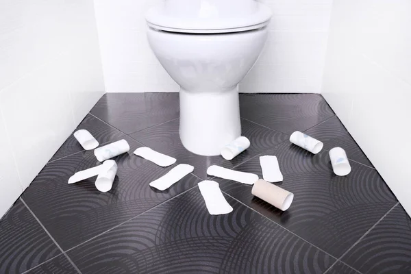 Adet Pedleri Olan Beyaz Tuvaleti Karantina Konsepti — Stok fotoğraf