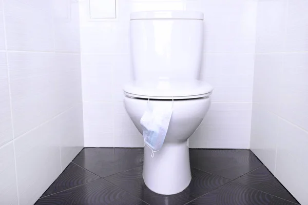 Witte Huis Toilet Met Spoeling Wegwerp Medisch Masker Badkamer Quarantaineconcept — Stockfoto