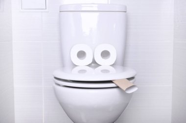 Banyoda sifonu ve beyaz tuvalet kağıdı olan beyaz ev tuvaleti..