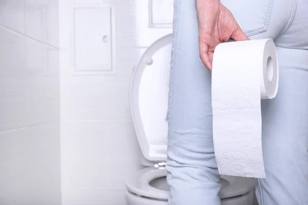 Pissing Woman Suffering Diarrhea White Toilet Toilet Roll White Paper — Stock Photo, Image