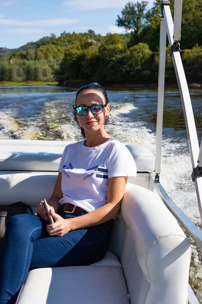 Gelukkige Kaukasische Mooie Vrouw Het Dennenbos Van Een Luxe Jacht — Stockfoto